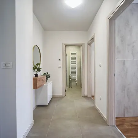 Nena - Spacious With Balcony And Free Parking