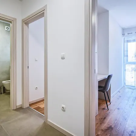 Nena - Spacious With Balcony And Free Parking