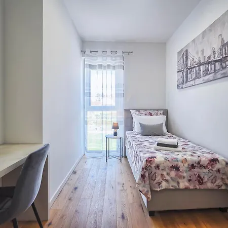 Nena - Spacious With Balcony And Free Parking פולה