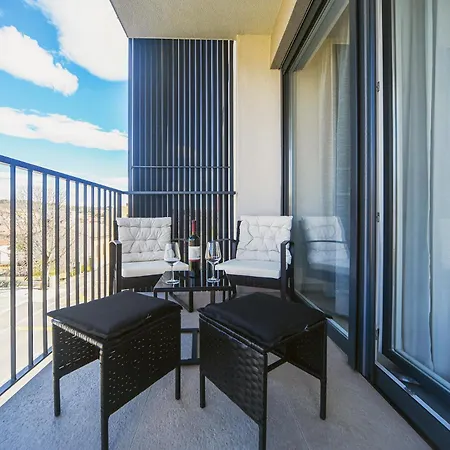 Nena - Spacious With Balcony And Free Parking