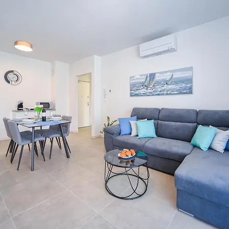 Daire Nena - Spacious With Balcony And Free Parking