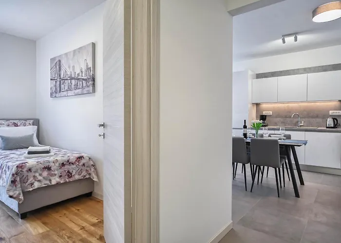 Nena - Spacious With Balcony And Free Parking פולה