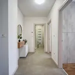 Nena - Spacious With Balcony And Free Parking