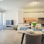 Nena - Spacious With Balcony And Free Parking *