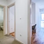 Nena - Spacious With Balcony And Free Parking