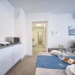 Nena - Spacious With Balcony And Free Parking Apartment Pula