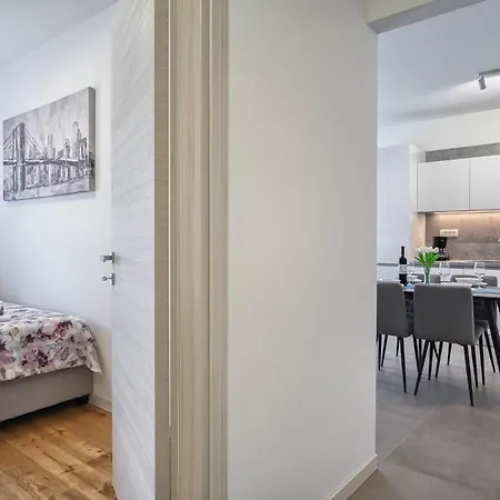 Nena - Spacious With Balcony And Free Parking Pula