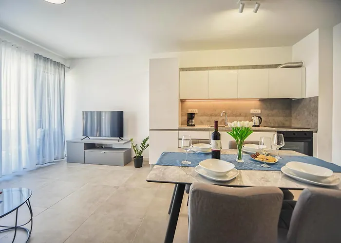 Nena - Spacious With Balcony And Free Parking *