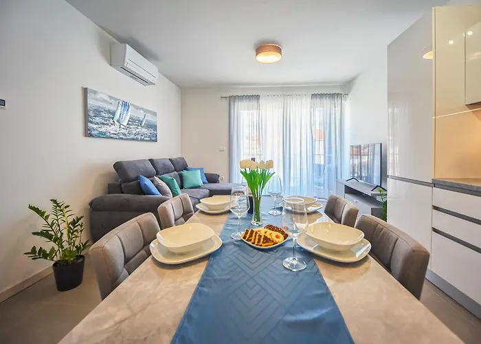 Apartman Nena - Spacious With Balcony And Free Parking Póla