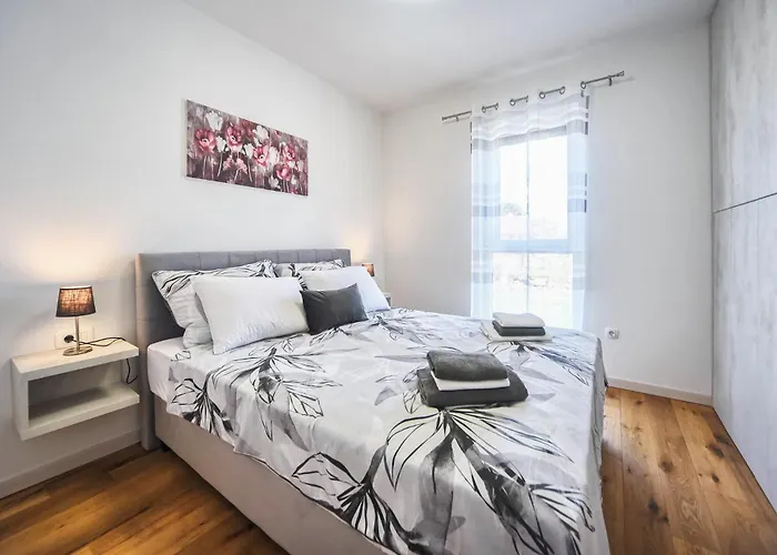 Nena - Spacious With Balcony And Free Parking *