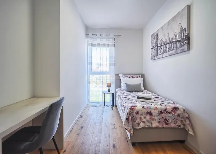 Nena - Spacious With Balcony And Free Parking 풀라