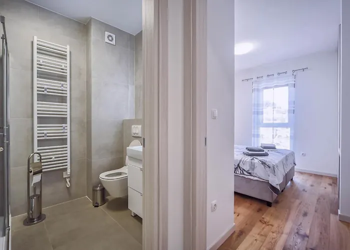 Nena - Spacious With Balcony And Free Parking