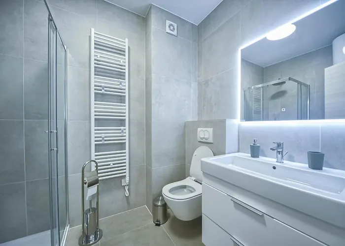 Nena - Spacious With Balcony And Free Parking 아파트 *