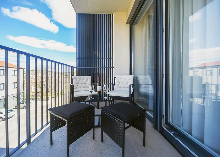 Nena - Spacious With Balcony And Free Parking