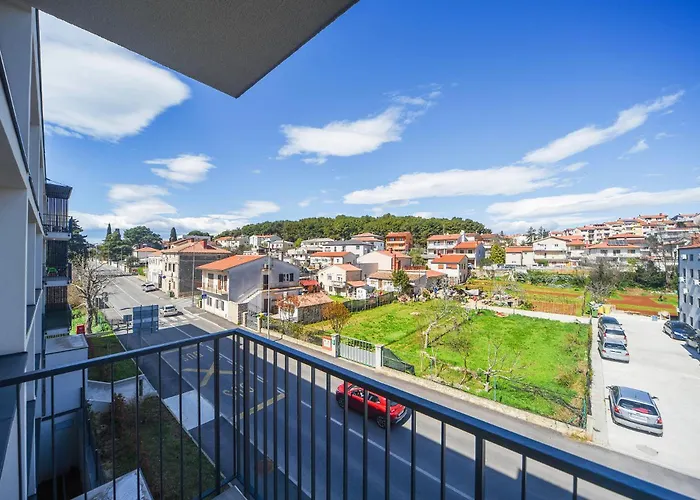 Nena - Spacious With Balcony And Free Parking *