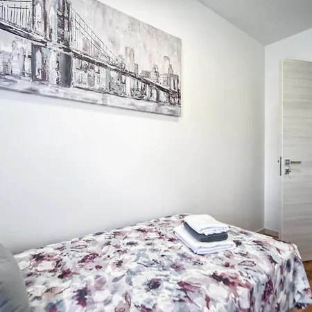 Apartament Nena - Spacious With Balcony And Free Parking Pula