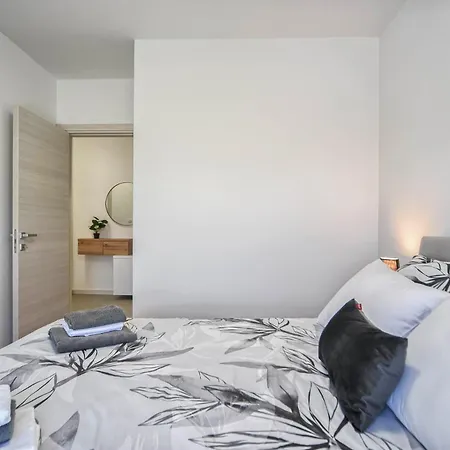 公寓 Nena - Spacious With Balcony And Free Parking 普拉