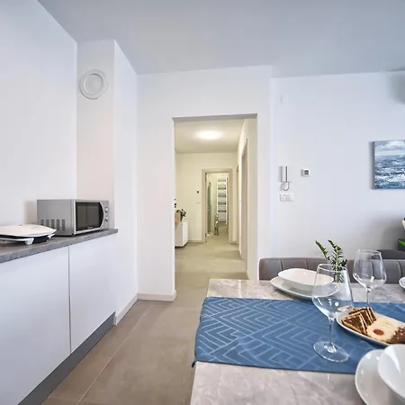 Nena - Spacious With Balcony And Free Parking Apartament Pula